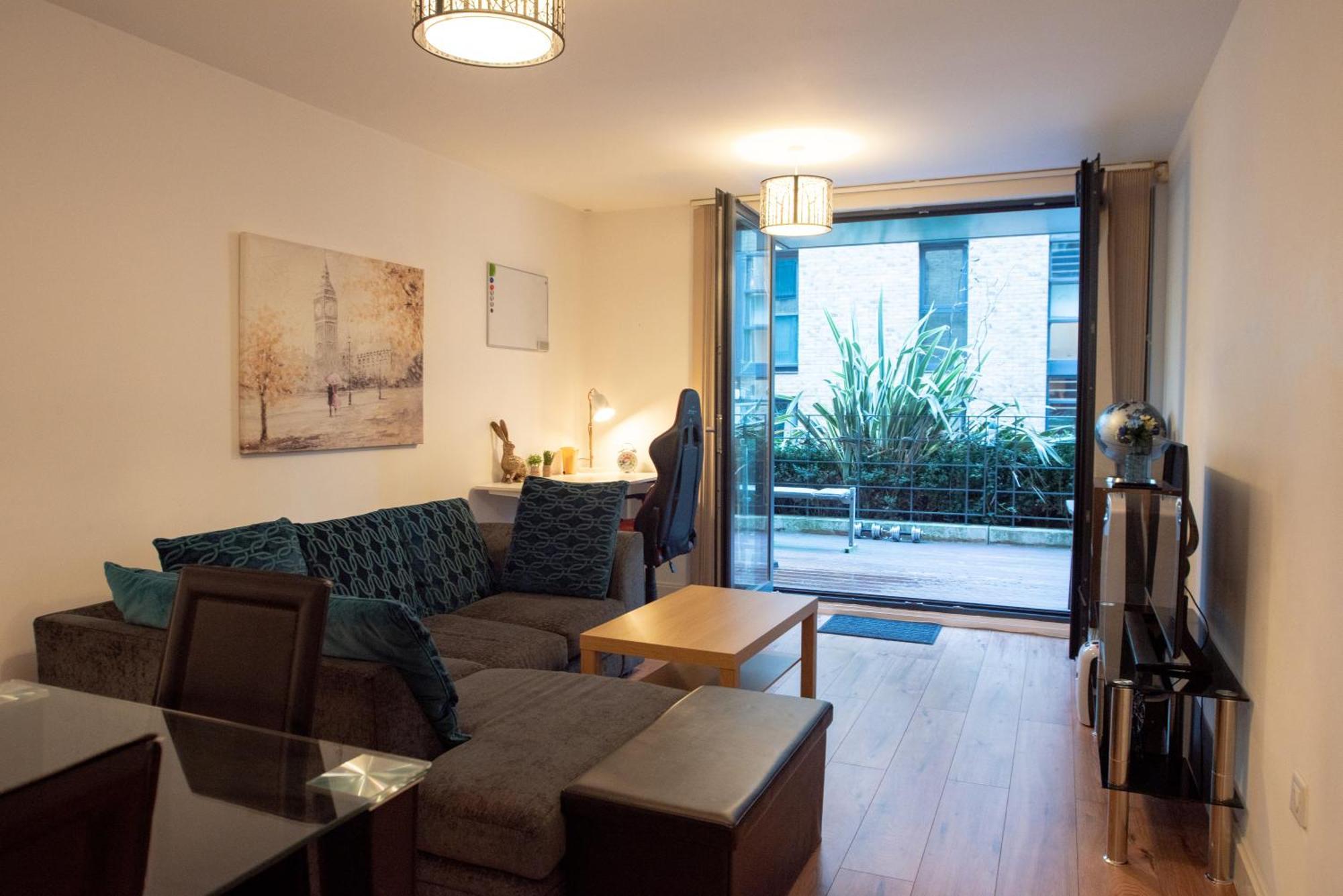 Spacious 1 Bed Apartment With Workspace, Coffee & Free Secure Parking Birmingham Exterior photo
