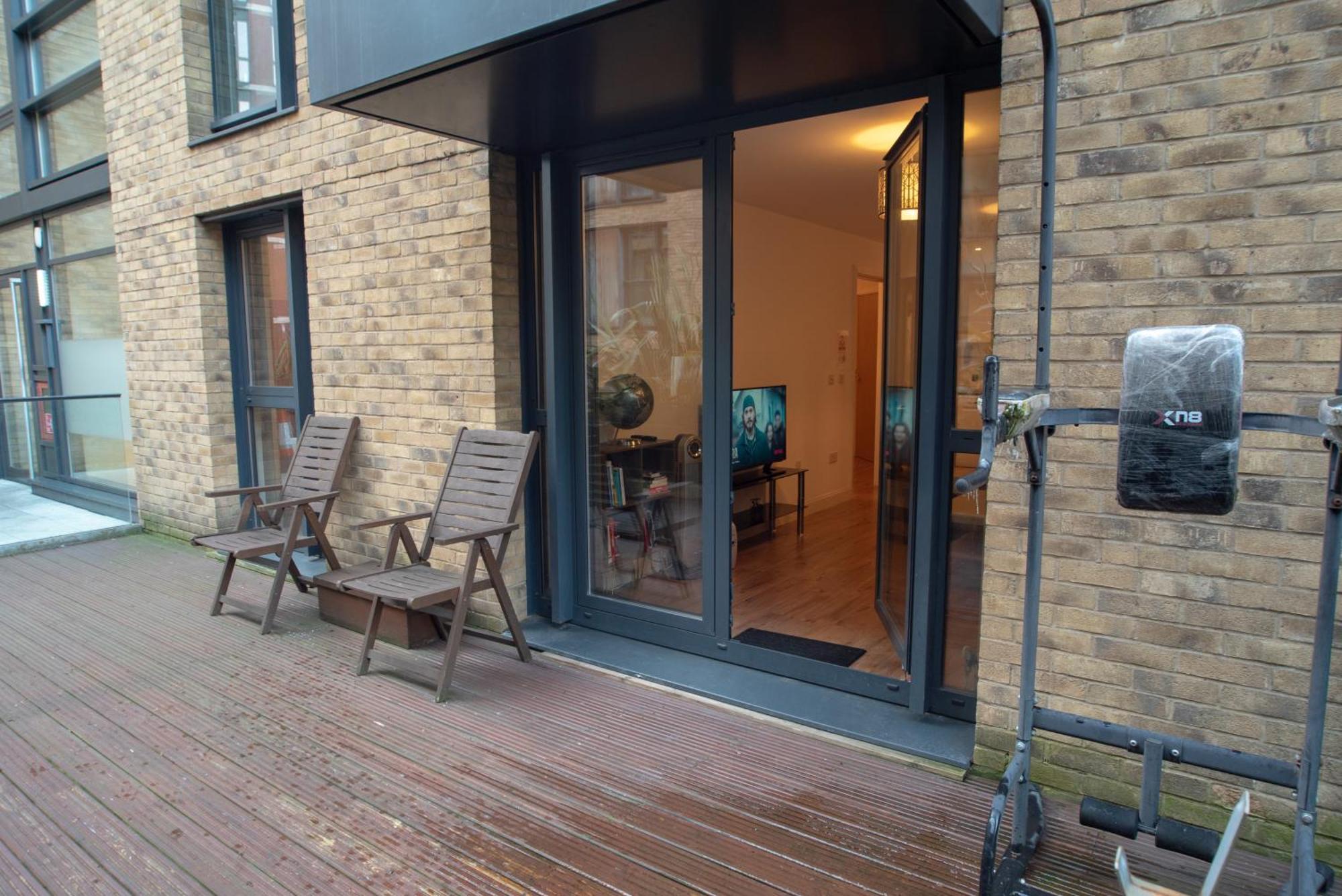 Spacious 1 Bed Apartment With Workspace, Coffee & Free Secure Parking Birmingham Exterior photo