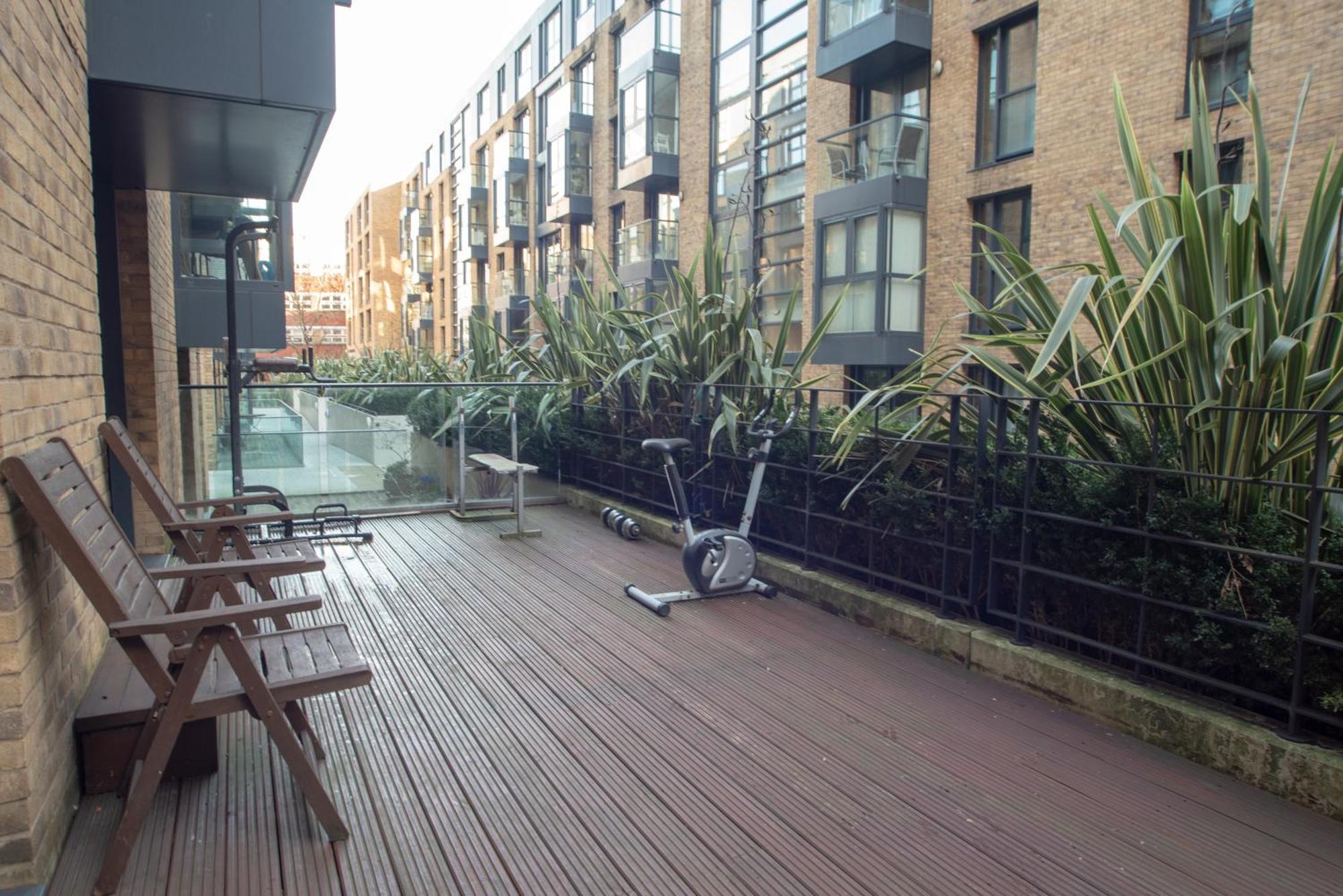 Spacious 1 Bed Apartment With Workspace, Coffee & Free Secure Parking Birmingham Exterior photo