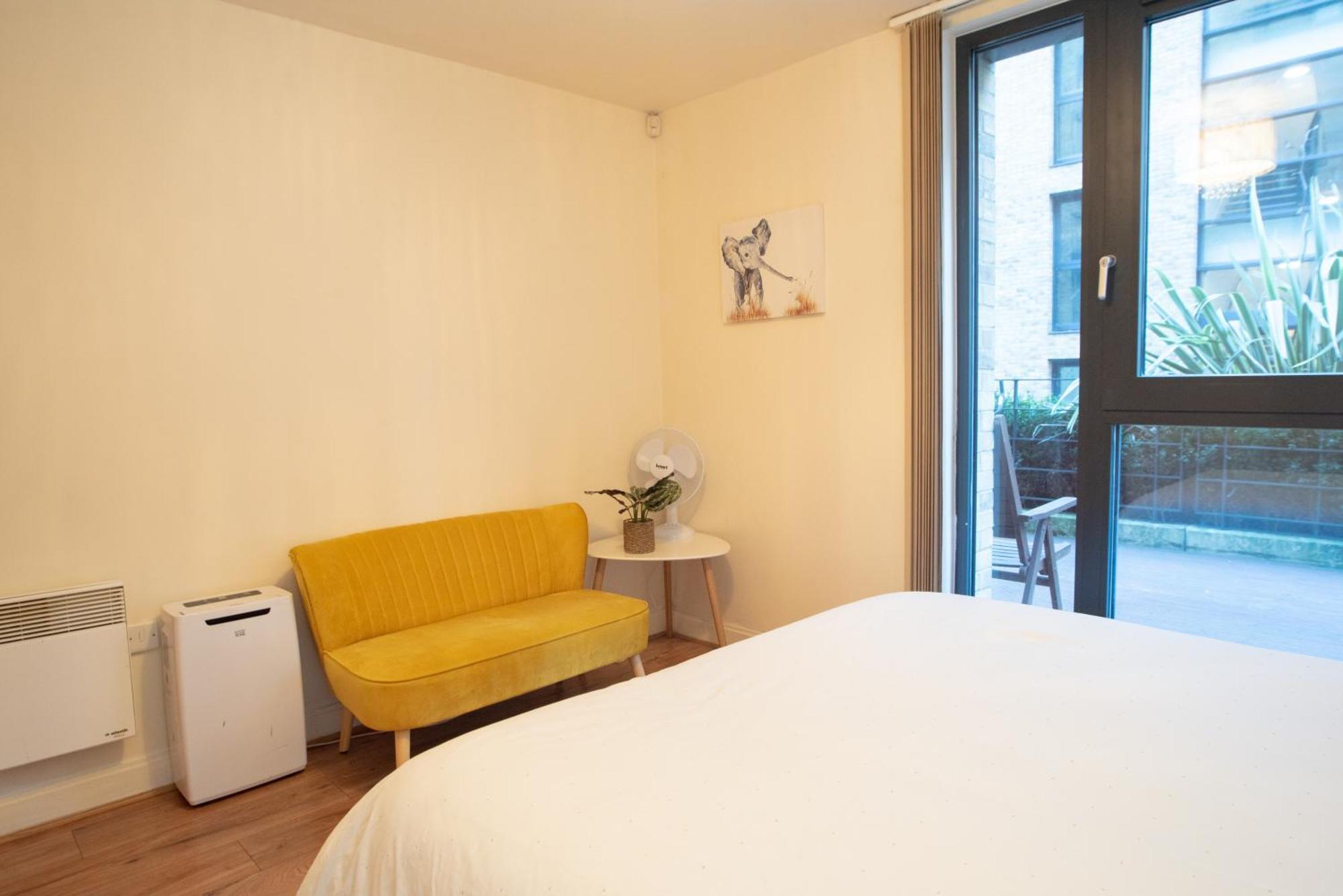 Spacious 1 Bed Apartment With Workspace, Coffee & Free Secure Parking Birmingham Exterior photo
