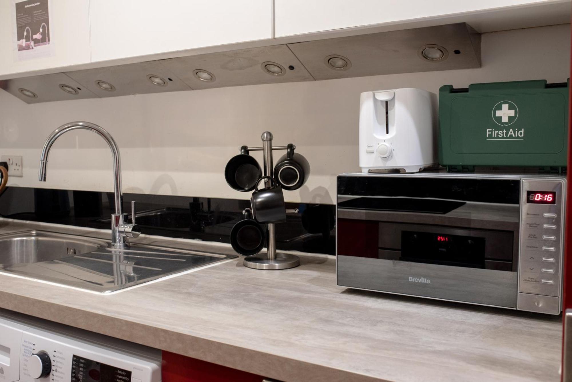 Spacious 1 Bed Apartment With Workspace, Coffee & Free Secure Parking Birmingham Exterior photo