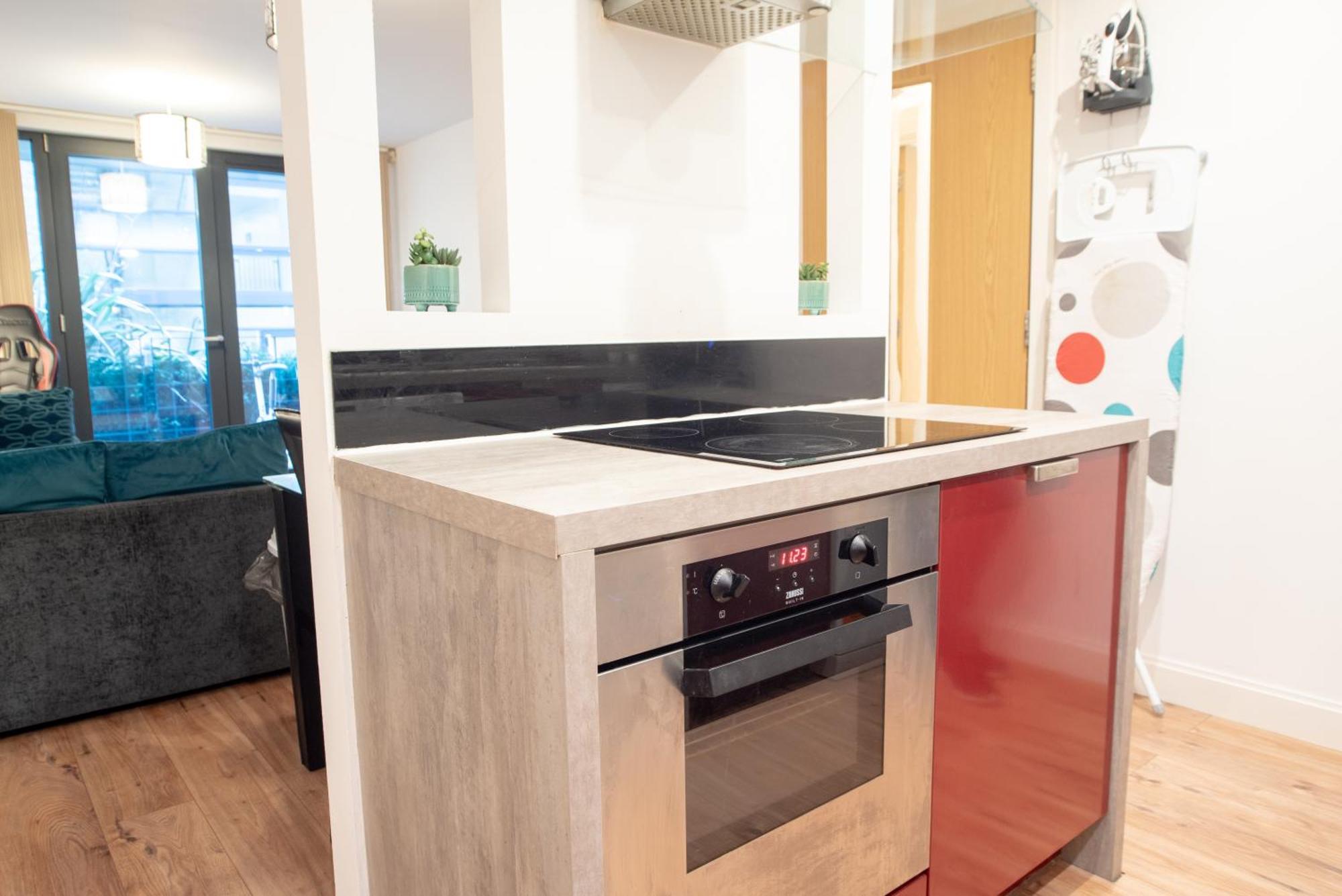 Spacious 1 Bed Apartment With Workspace, Coffee & Free Secure Parking Birmingham Exterior photo