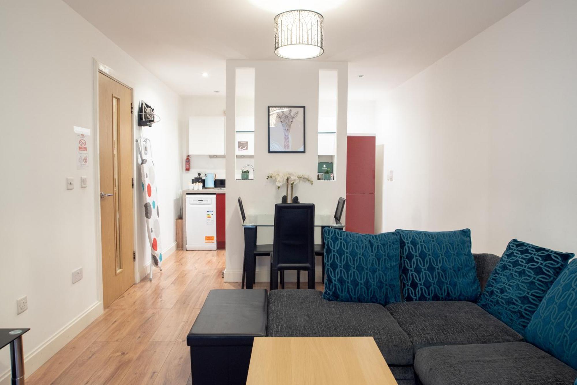 Spacious 1 Bed Apartment With Workspace, Coffee & Free Secure Parking Birmingham Exterior photo