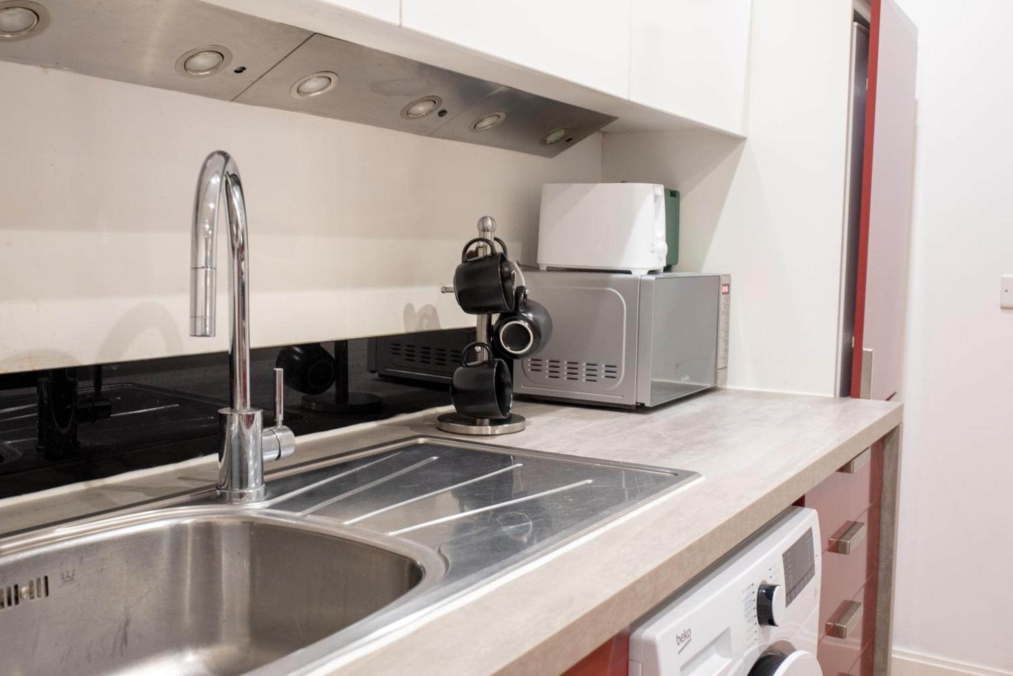 Spacious 1 Bed Apartment With Workspace, Coffee & Free Secure Parking Birmingham Exterior photo