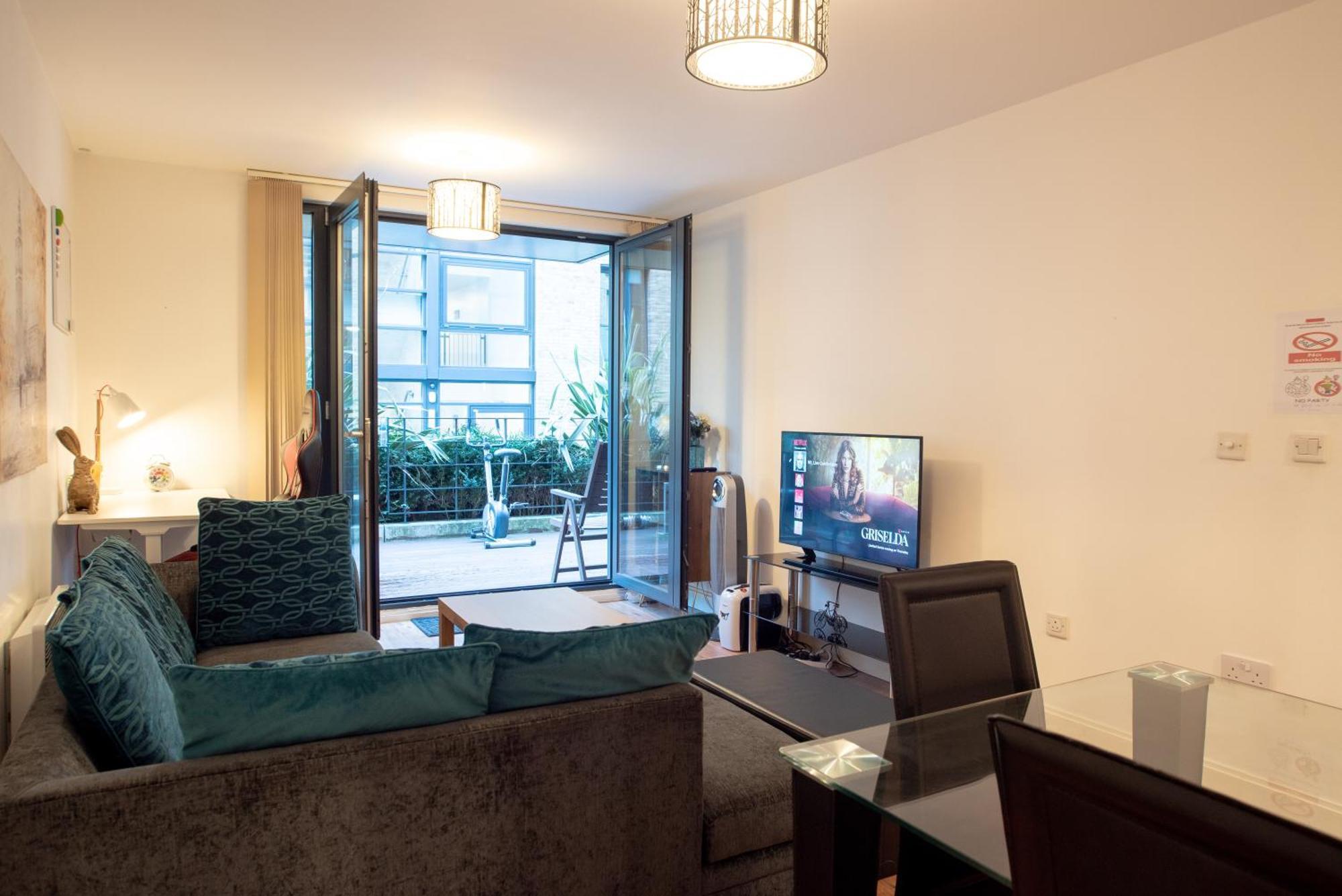 Spacious 1 Bed Apartment With Workspace, Coffee & Free Secure Parking Birmingham Exterior photo